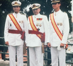 Don Juan de Borbón, su hijo Don Juan Carlos y su nieto el Príncipe Felipe. Tras recibir este el despacho de Alférez de Navío en la Escuela Naval Milit